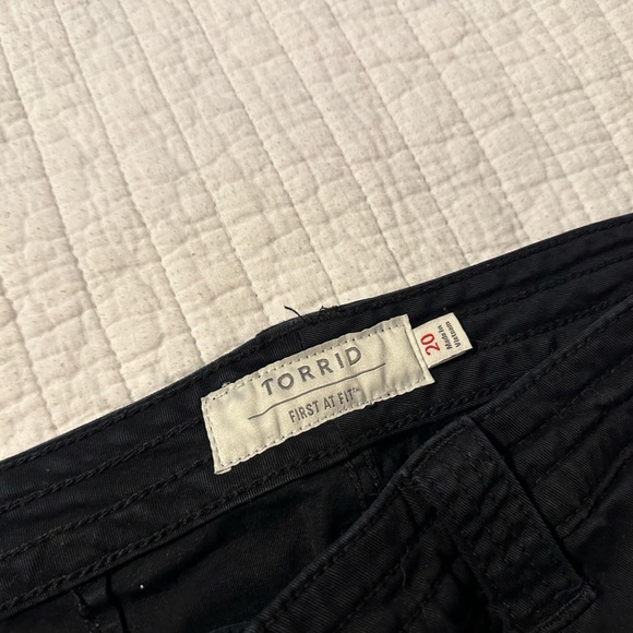 Torrid Military Twill 3.5” crops size 20, Black in EUC. - Picture 3 of 3